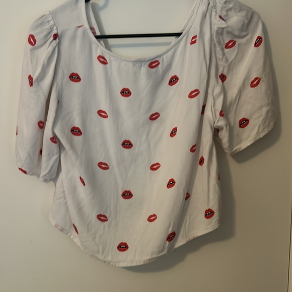 white crop top with red lips - Picture 2 of 3